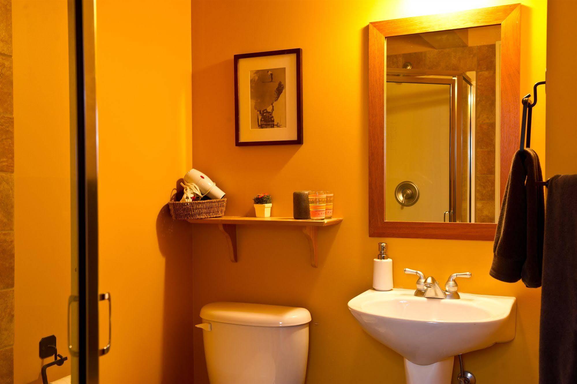 Auberge Kicking Horse Guest House Голден Экстерьер фото